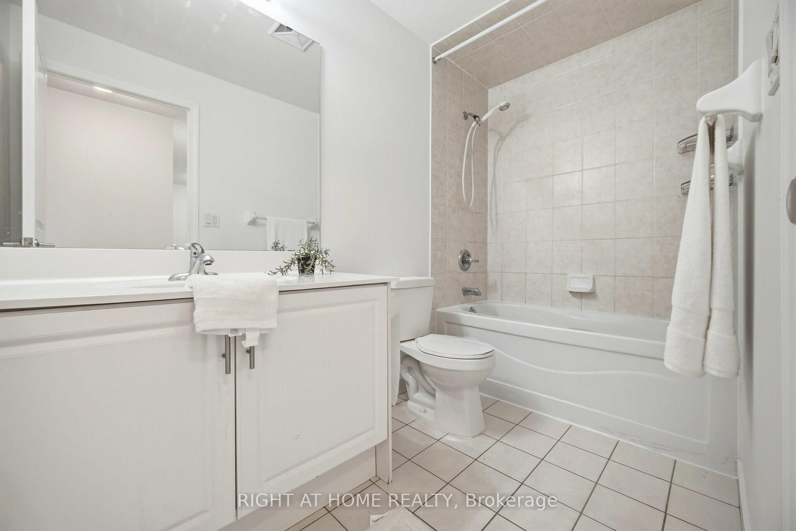 Condo for sale at 211-18 Harding Boulevard, Richmond Hill, Ontario, L4C 0T3 - Harding - MLS: N12983376