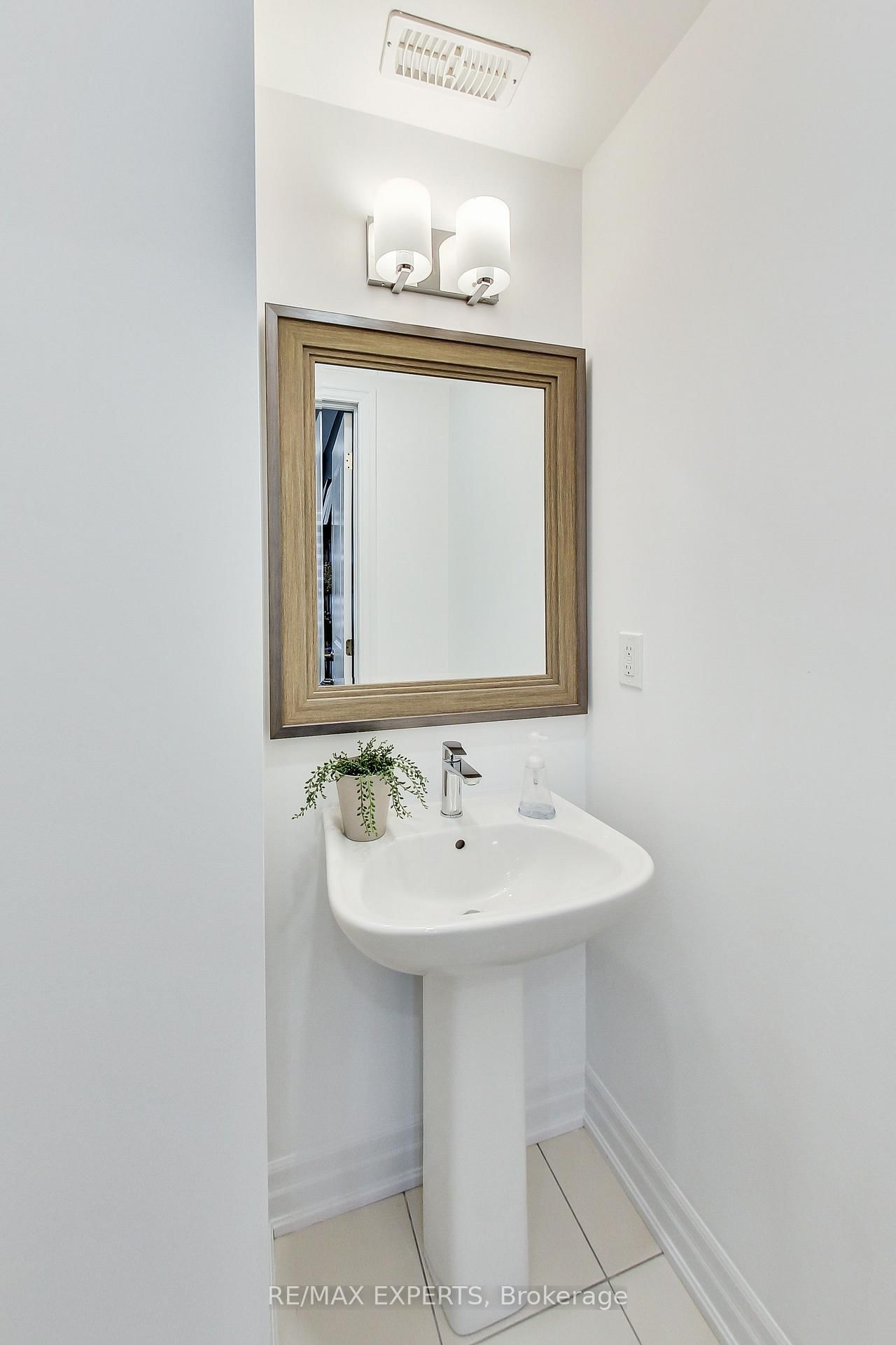 2285 Major Mackenzie Drive W, Unit 1 - Photo 3