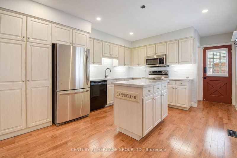 114 Elizabeth Grve, King, L7B 1H2 | Image 2