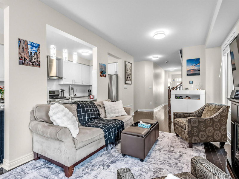 11 Constable St, Aurora, L4G 1B7 | Image 3