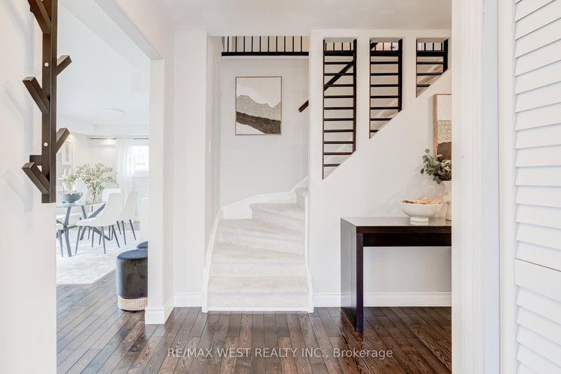 890 Wayne Dr, Newmarket, L3Y 5T7 | Image 3