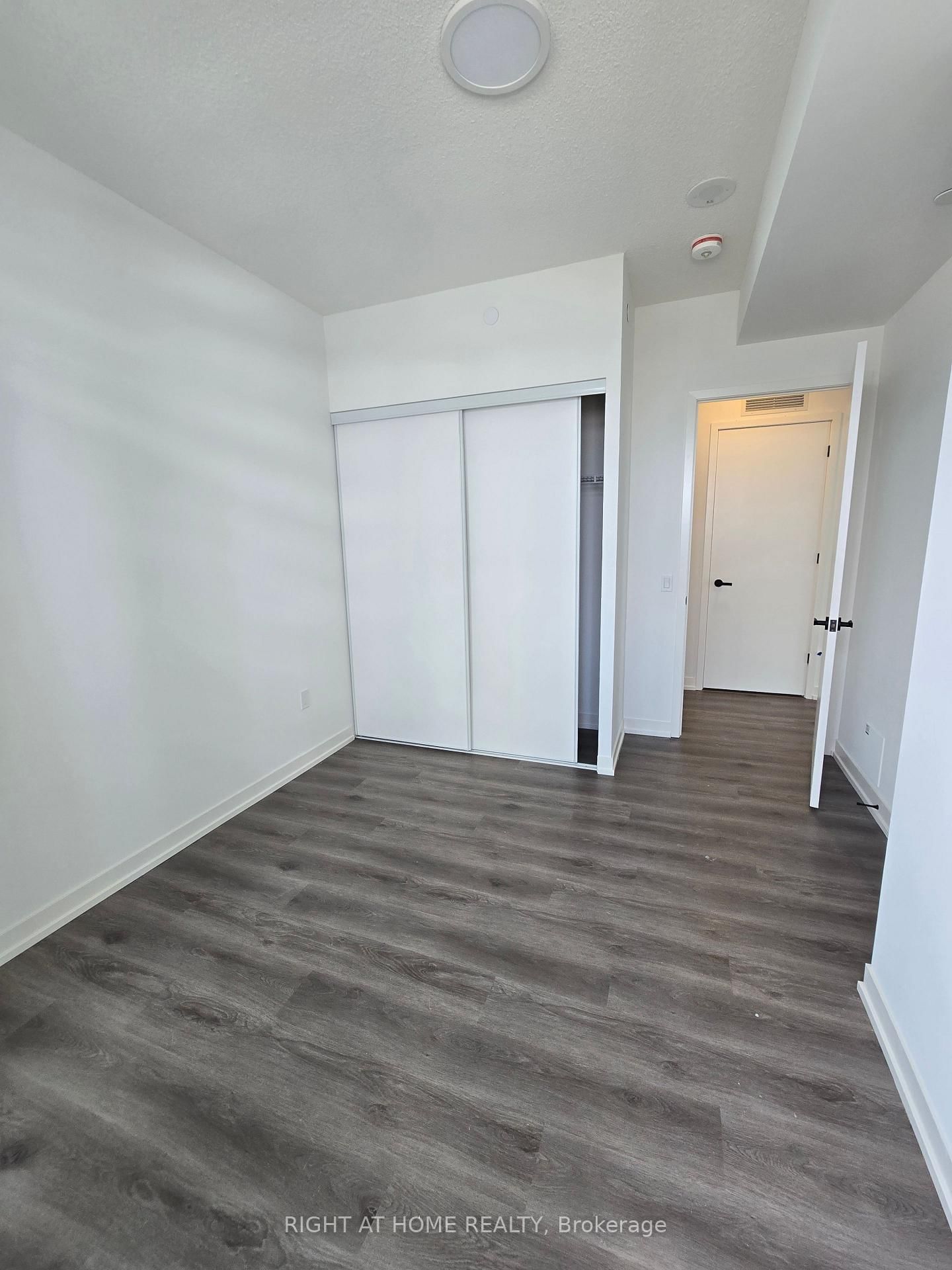 28 Interchange Way, Unit 3903 - Photo 9