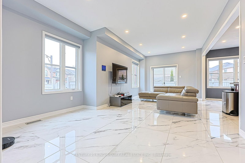 221 Delbert Circ, Whitchurch-Stouffville, L4A 0Y7 | Image 3