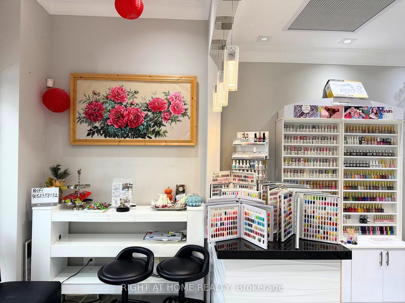 B - 54 Davis Dr, Newmarket, L3Y 2M7 | Image 2