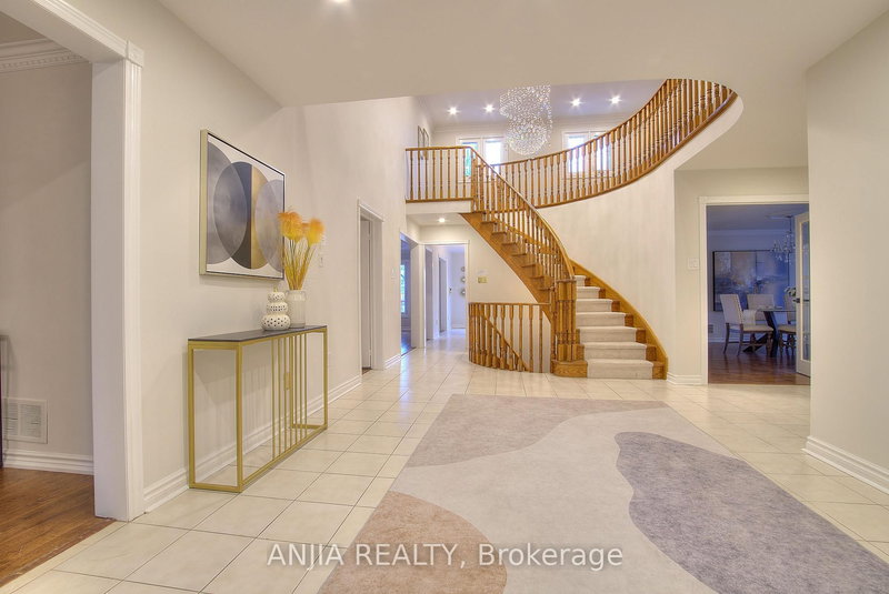 22 Chiltern Hill, Richmond Hill, L4B 3B8 | Image 2