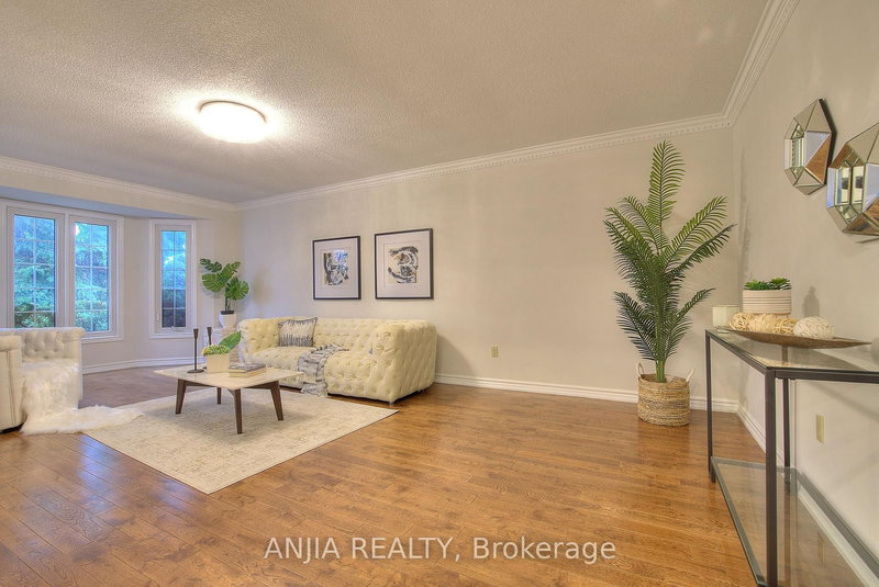 22 Chiltern Hill, Richmond Hill, L4B 3B8 | Image 3