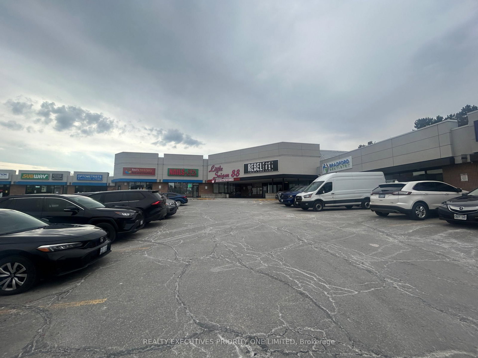 180 Holland Street W - Photo 3