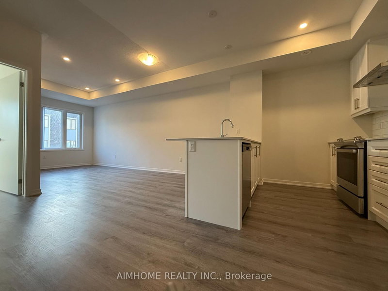 TH218 - 131 Honeycrisp Cres, Vaughan, L4K 0N7 | Image 2