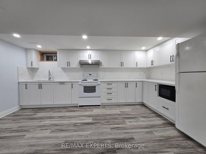 764 Elgin St, Newmarket, L3Y 3B8 | Image 2