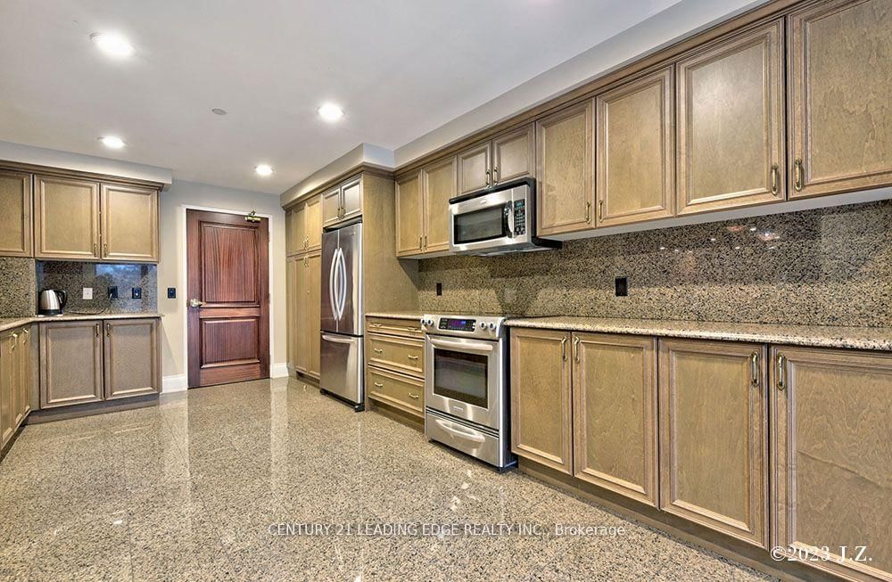 9225 Jane Street, Unit 911 - Photo 28