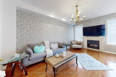 48 E Langhorst Crescent • Richmond Hill, ON photo 8
