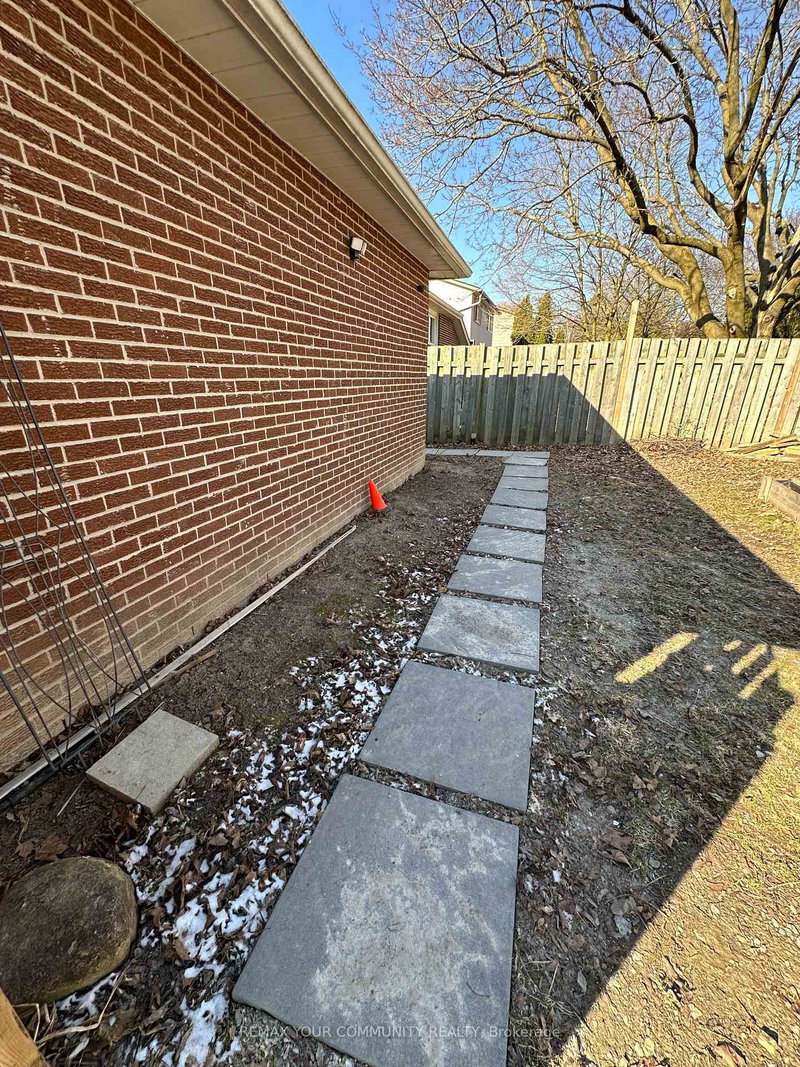 356 Sandford St, Newmarket, L3Y 4S3 | Image 3