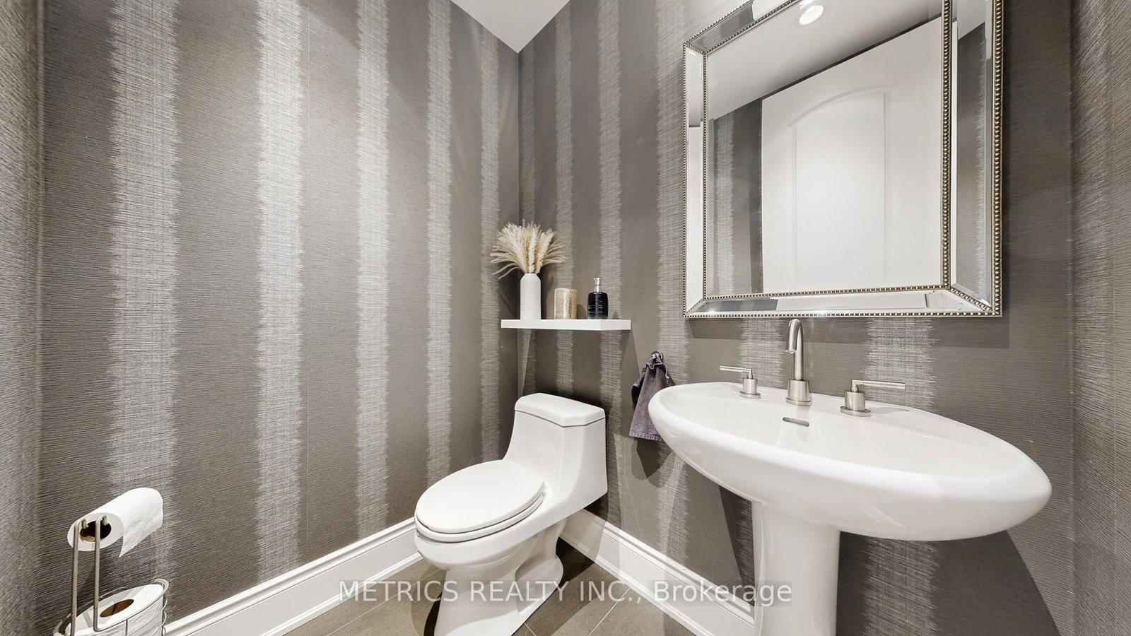 Townhouse for sale at 4 Glenngarry Crescent, Vaughan, Ontario, L6A 4Z4 - Maple - MLS: N12990082