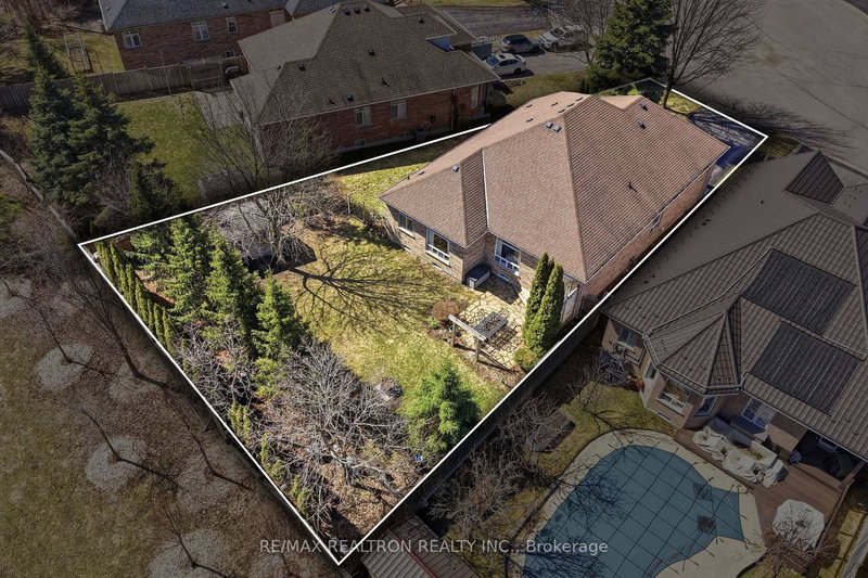 913 Bayley Crt, Newmarket, L3X 2L6 | Image 3