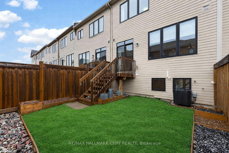 81 Alvin Pegg Dr, East Gwillimbury, L9R 0R6 | Image 2