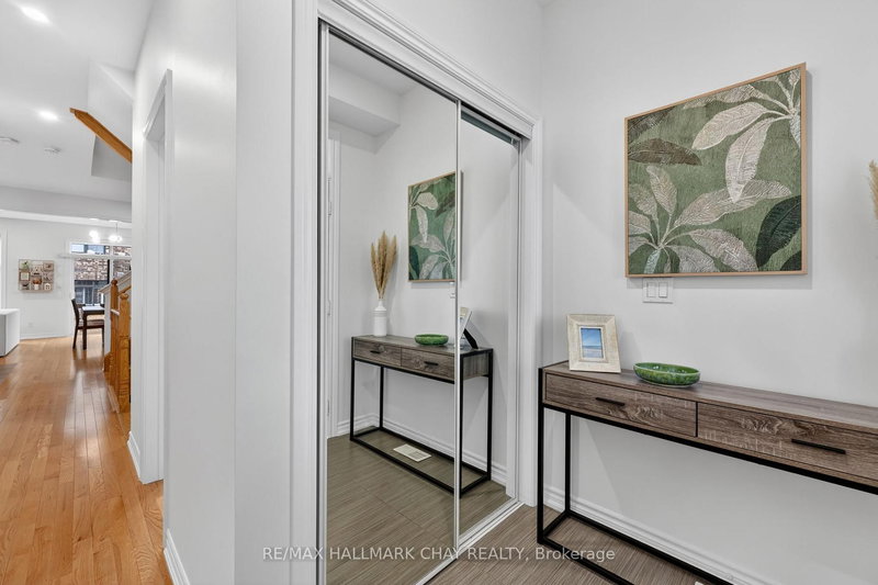 81 Alvin Pegg Dr, East Gwillimbury, L9R 0R6 | Image 3