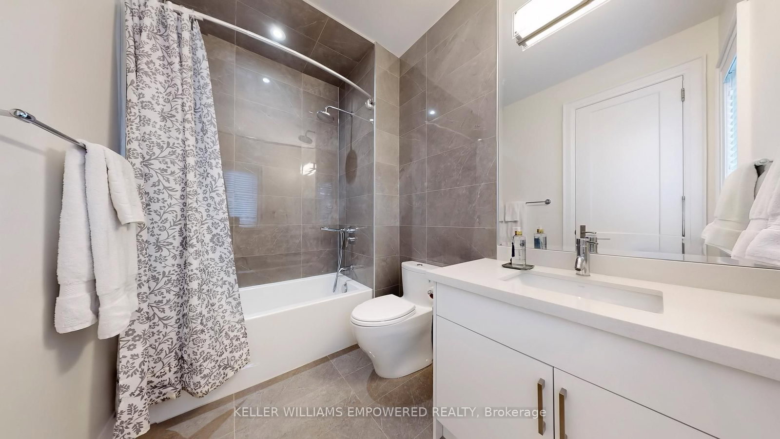 Detached House for sale at 29 Bedford Park Avenue, Richmond Hill, Ontario, L4C 2N9 - Crosby - MLS: N12993118