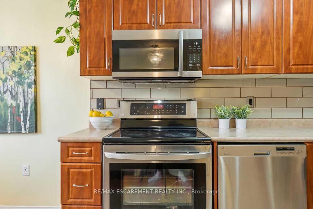 Townhouse for sale at 32 ADMIRAL Crescent, Essa, Ontario, L0M 1B4 - Angus - MLS: N12993194