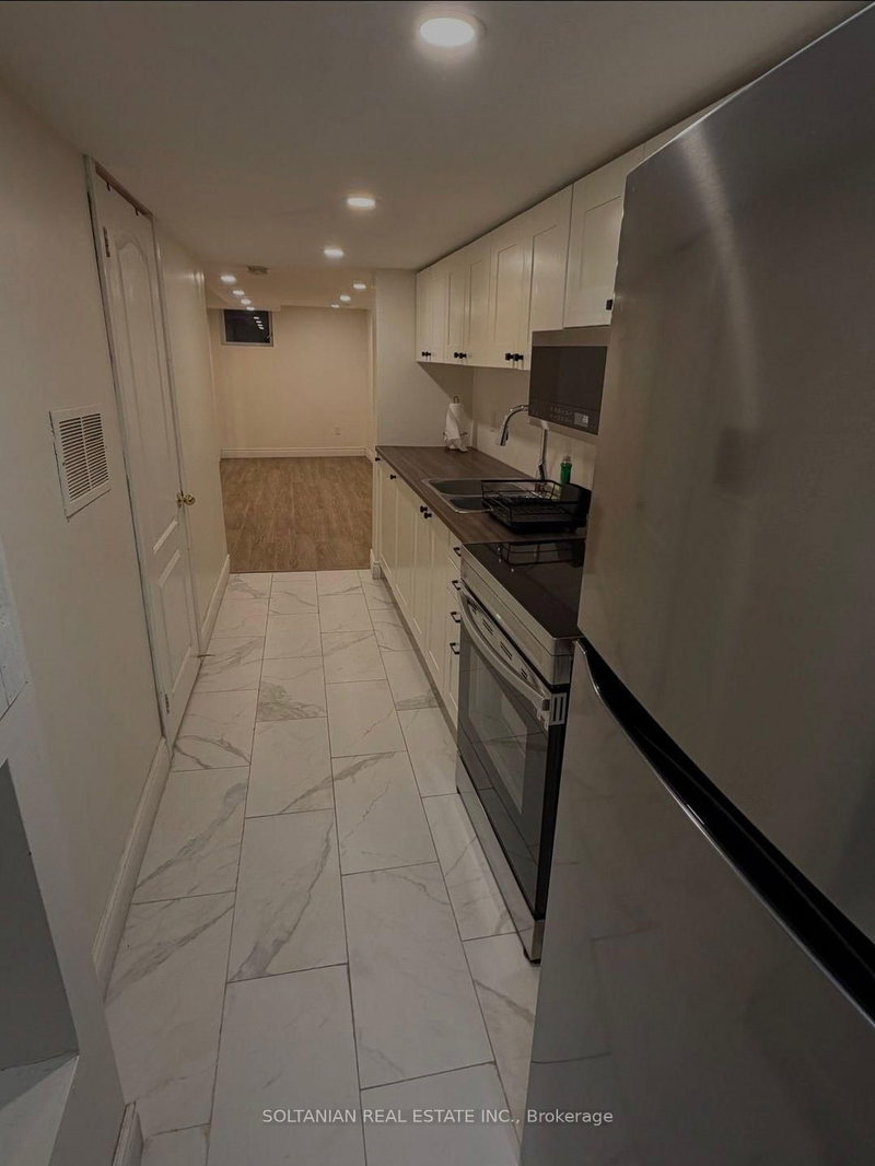 110 Warwick Cres, Newmarket, L3X 2M7 | Image 2