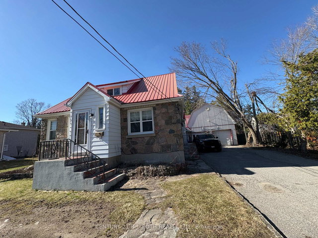 2216 Victoria Street N