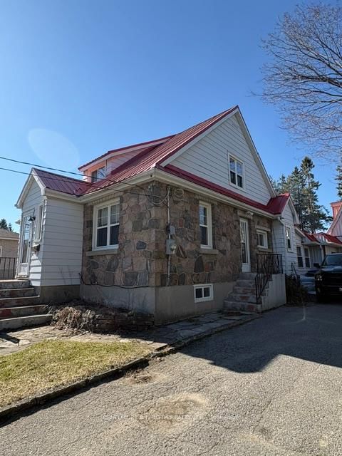 2216 Victoria Street N