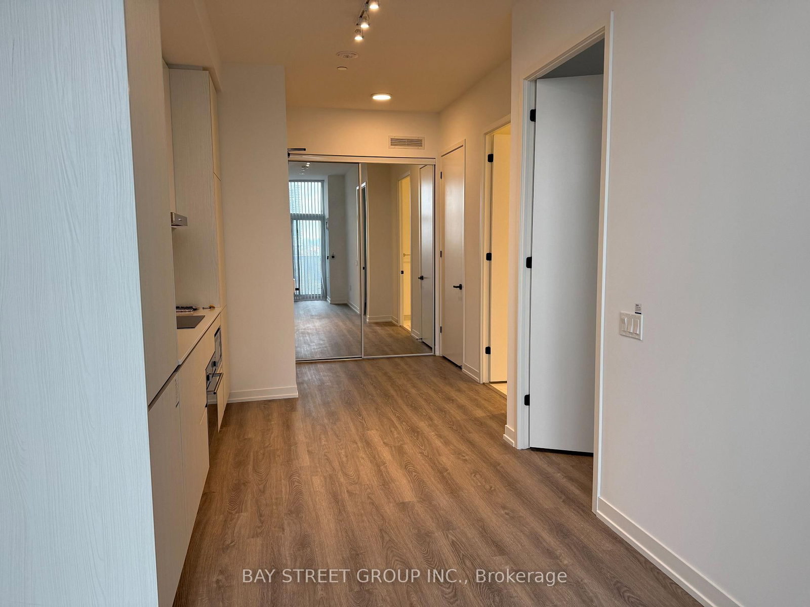 8 interchange Way, Unit 612 - Photo 3