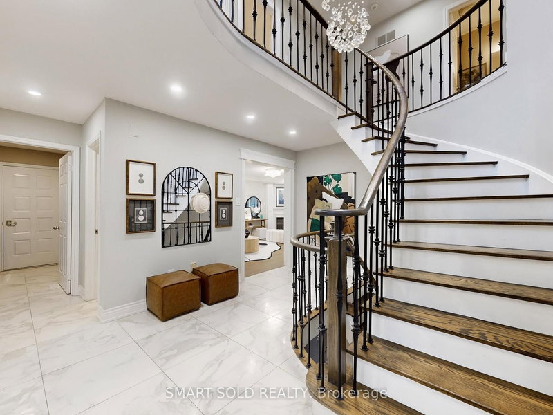 24 Normandy Cres, Richmond Hill, L4C 8L8 | Image 2