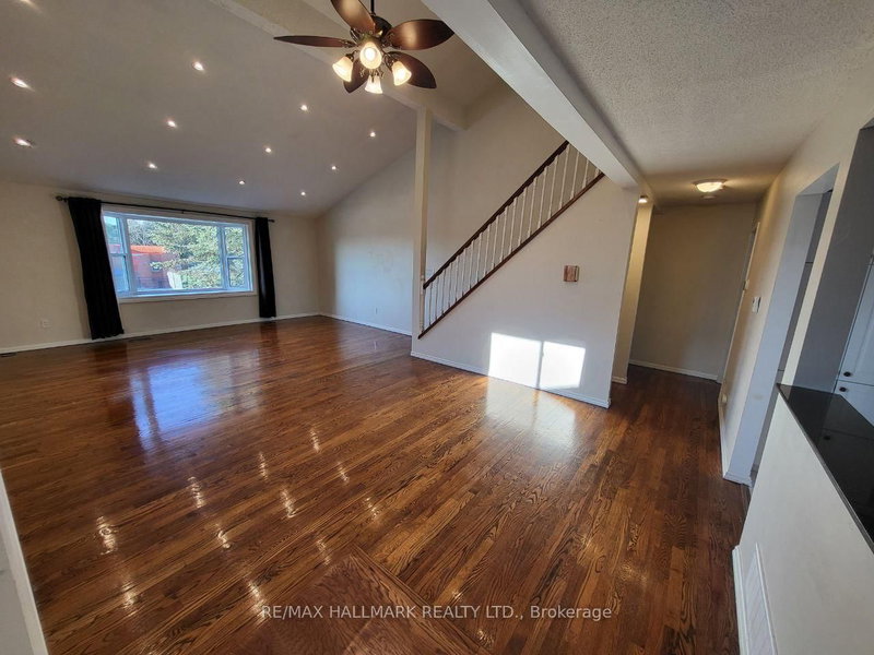 Main - 928 Wayne Dr, Newmarket, L3Y 5T8 | Image 3