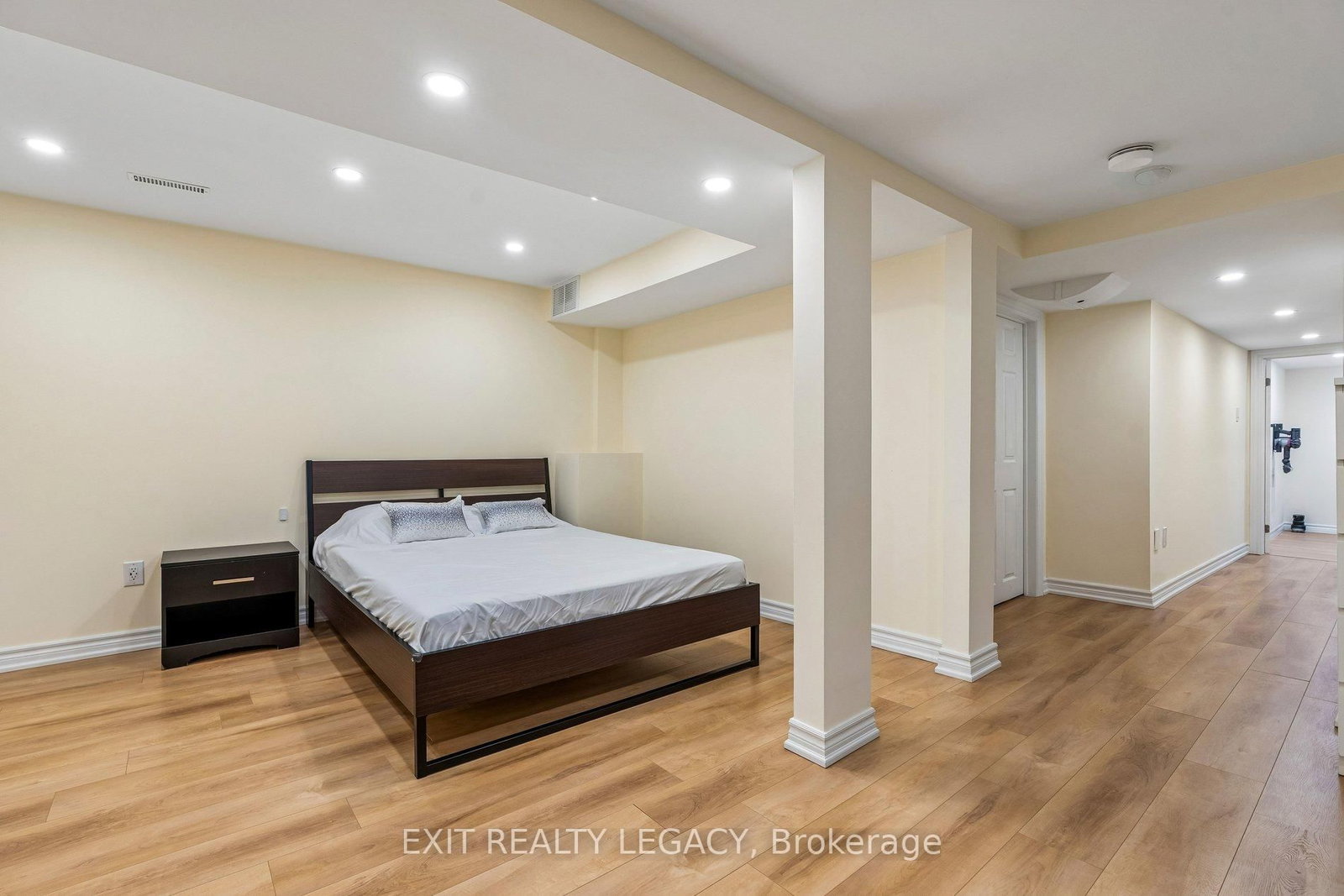 Townhouse for sale at 20 Lucena Crescent, Vaughan, Ontario, L6A 2W6 - Maple - MLS: N12994412