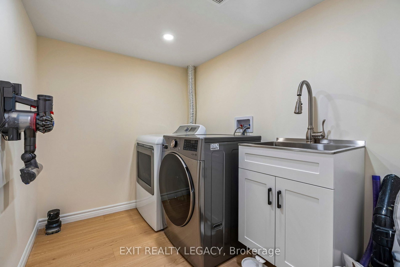 Townhouse for sale at 20 Lucena Crescent, Vaughan, Ontario, L6A 2W6 - Maple - MLS: N12994412