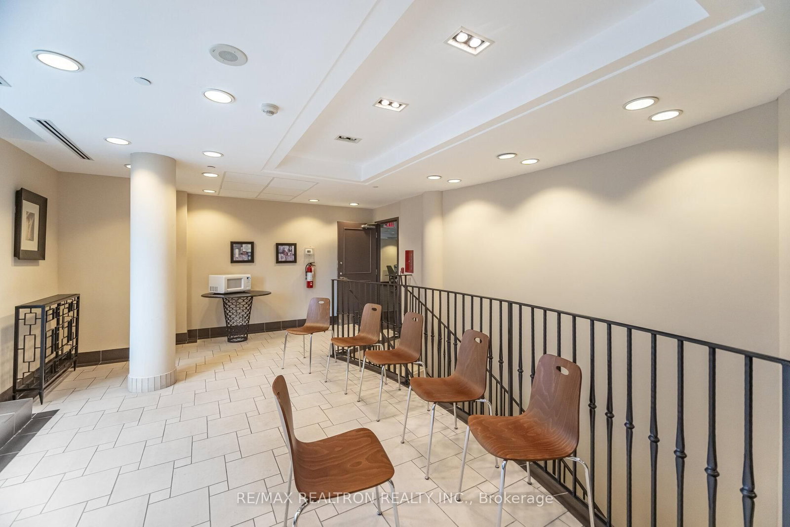 Condo for sale at 411-330 Red Maple Road, Richmond Hill, Ontario, L4C 0T6 - Langstaff - MLS: N12994502