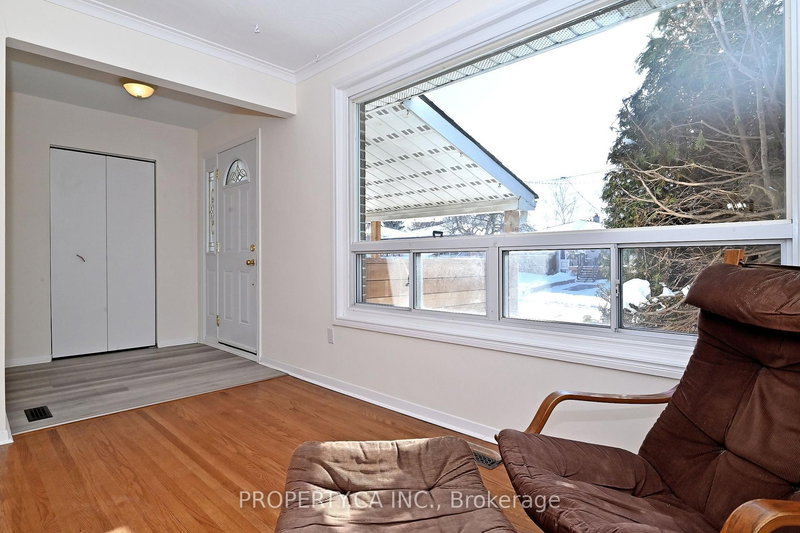 701 Sunnypoint Dr, Newmarket, L3Y 2Z7 | Image 2