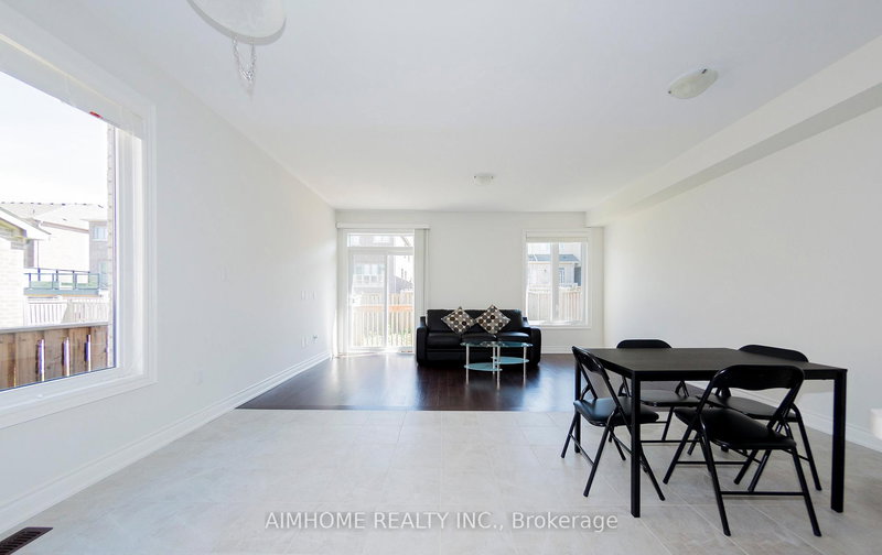 11 Kester Crt, East Gwillimbury, L9N 0P3 | Image 2