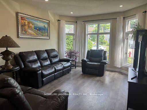 492 Traviss Dr, Newmarket, L3Y 7K5 | Image 2