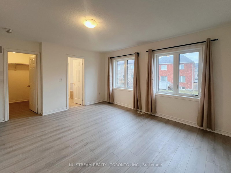 37 Kavanagh Ave, East Gwillimbury, L9N 0P6 | Image 2