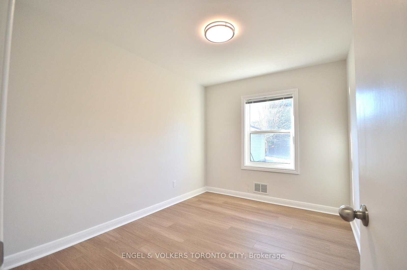 139 Queen Street, Unit Main Floor - Photo 15