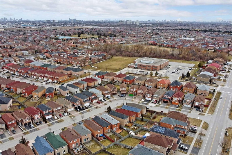 19 Connery Cres, Markham, L3S 4E5 | Image 3