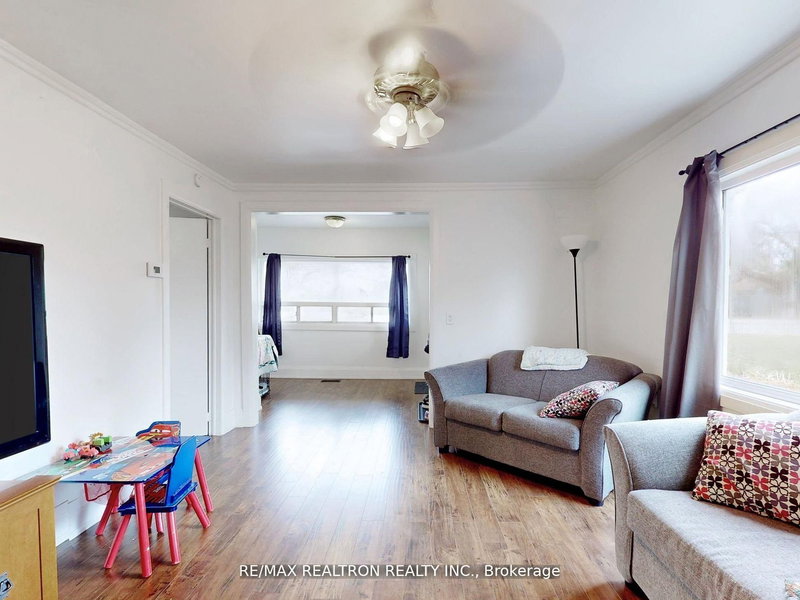 156 The Queensway St S, Georgina, L4P 2A2 | Image 3