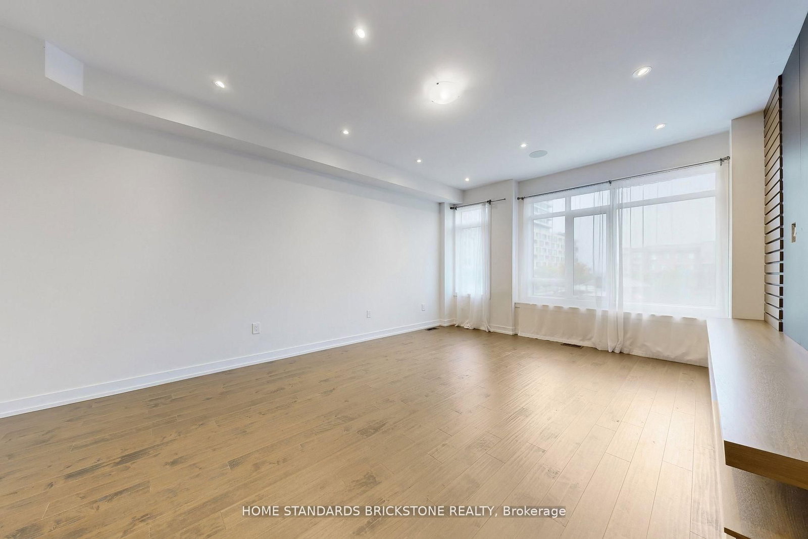 215 Salterton Circle • Vaughan, ON photo 3