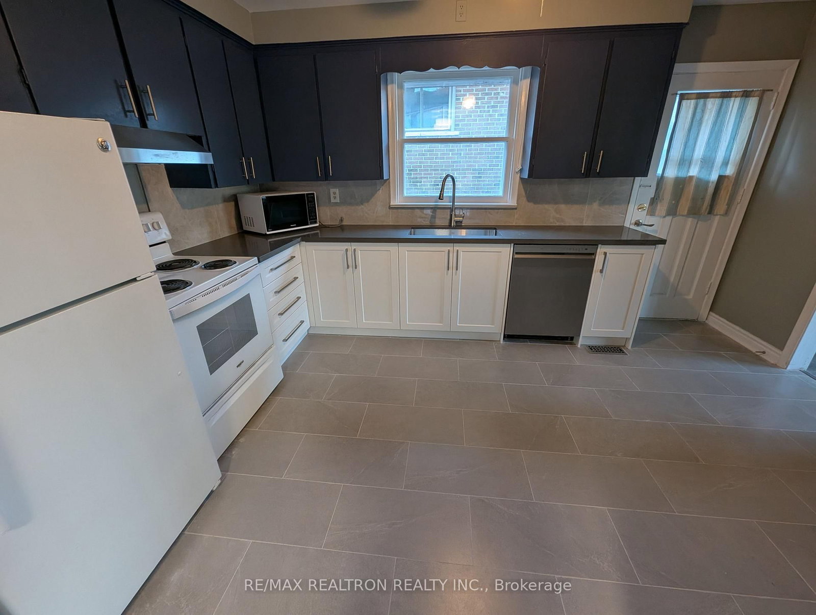 182 Church Street S - Photo 2