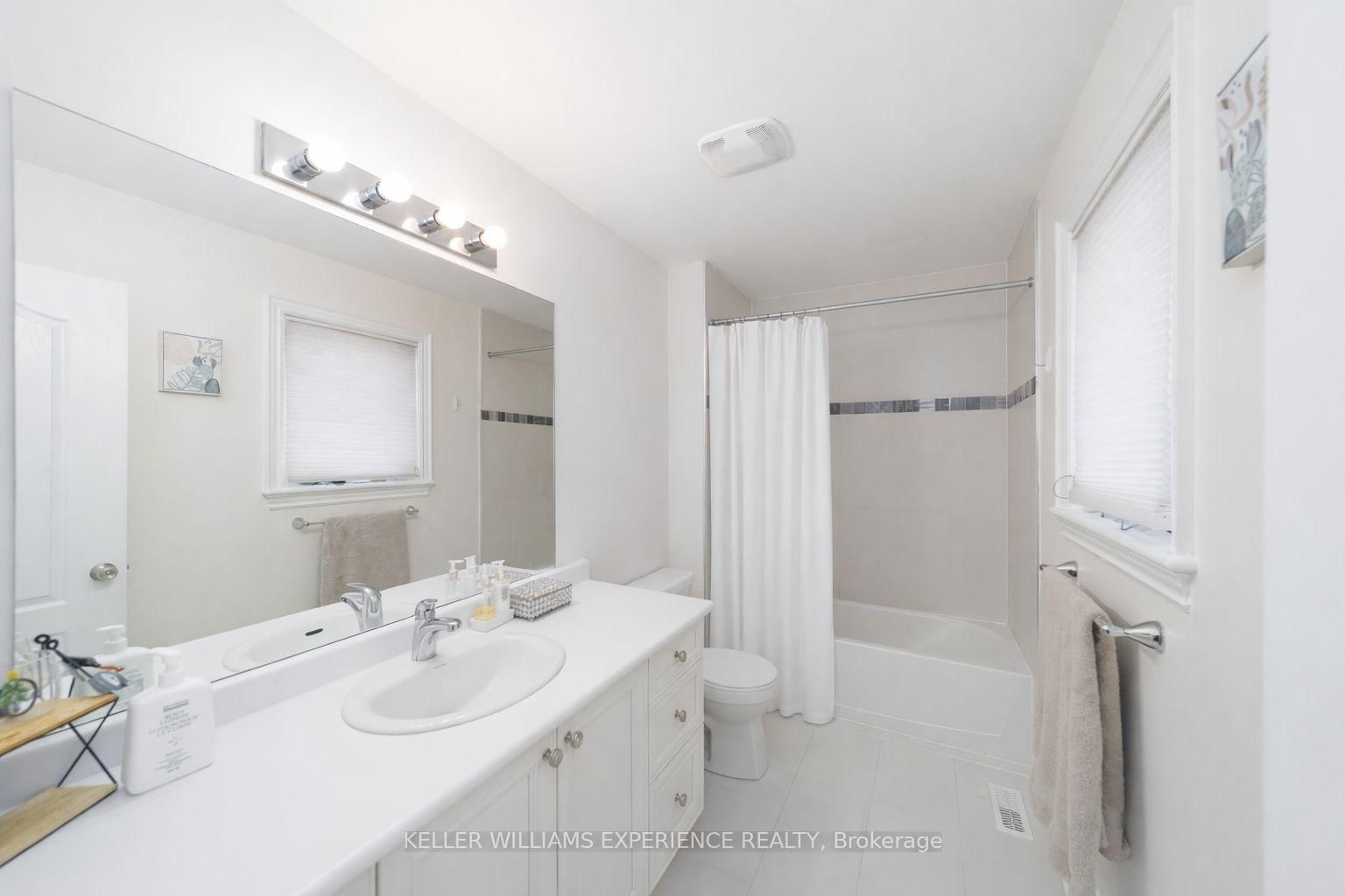 Detached House for sale at 121 Centre Street, Essa, Ontario, L0M 1B0 - Angus - MLS: N12997062