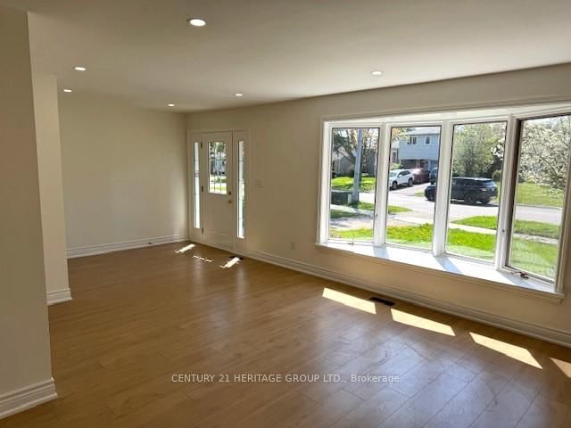 Main Floor - 8 Devins Dr, Aurora, L4G 2Z1 | Image 3