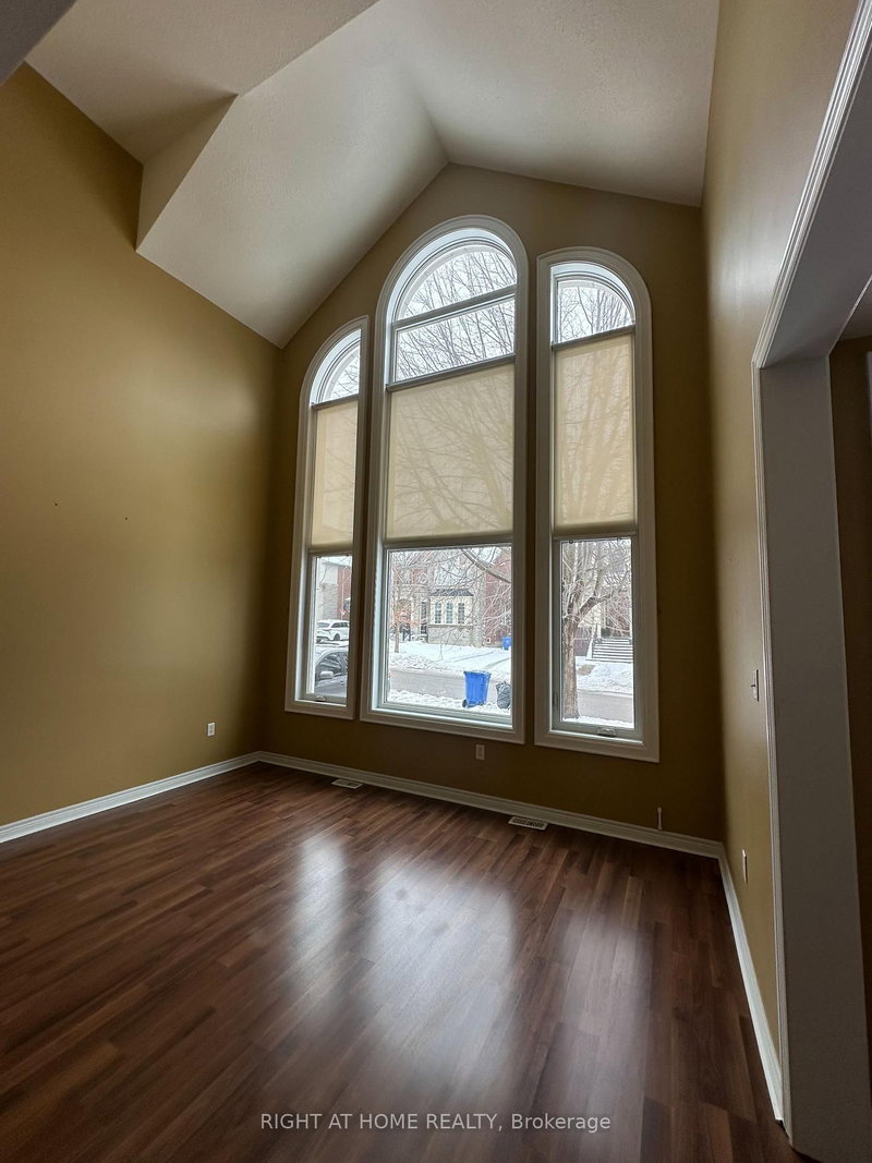 12 AMES Cres, Aurora, L4G 0C3 | Image 2