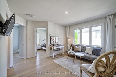 Coach - 5 Bloom St | Markham | Image