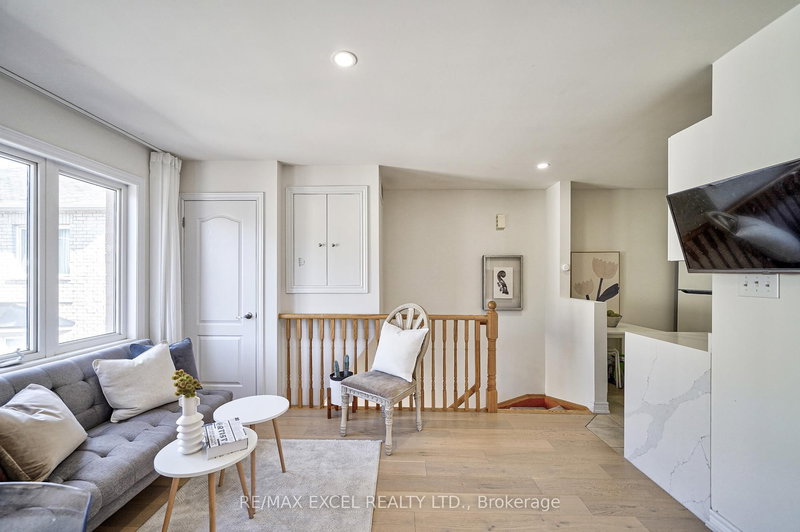 Coach - 5 Bloom St, Markham, L6B 0Z7 | Image 3