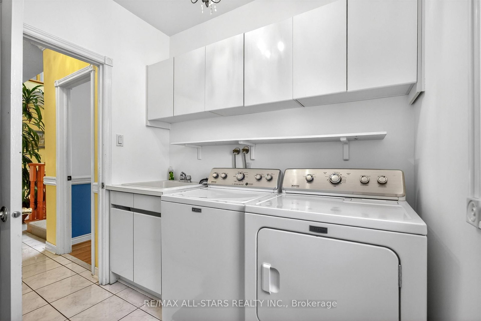 Detached House for sale at 11 Bliss Court, Markham, Ontario, L3R 9E7 - Buttonville - MLS: N12998176