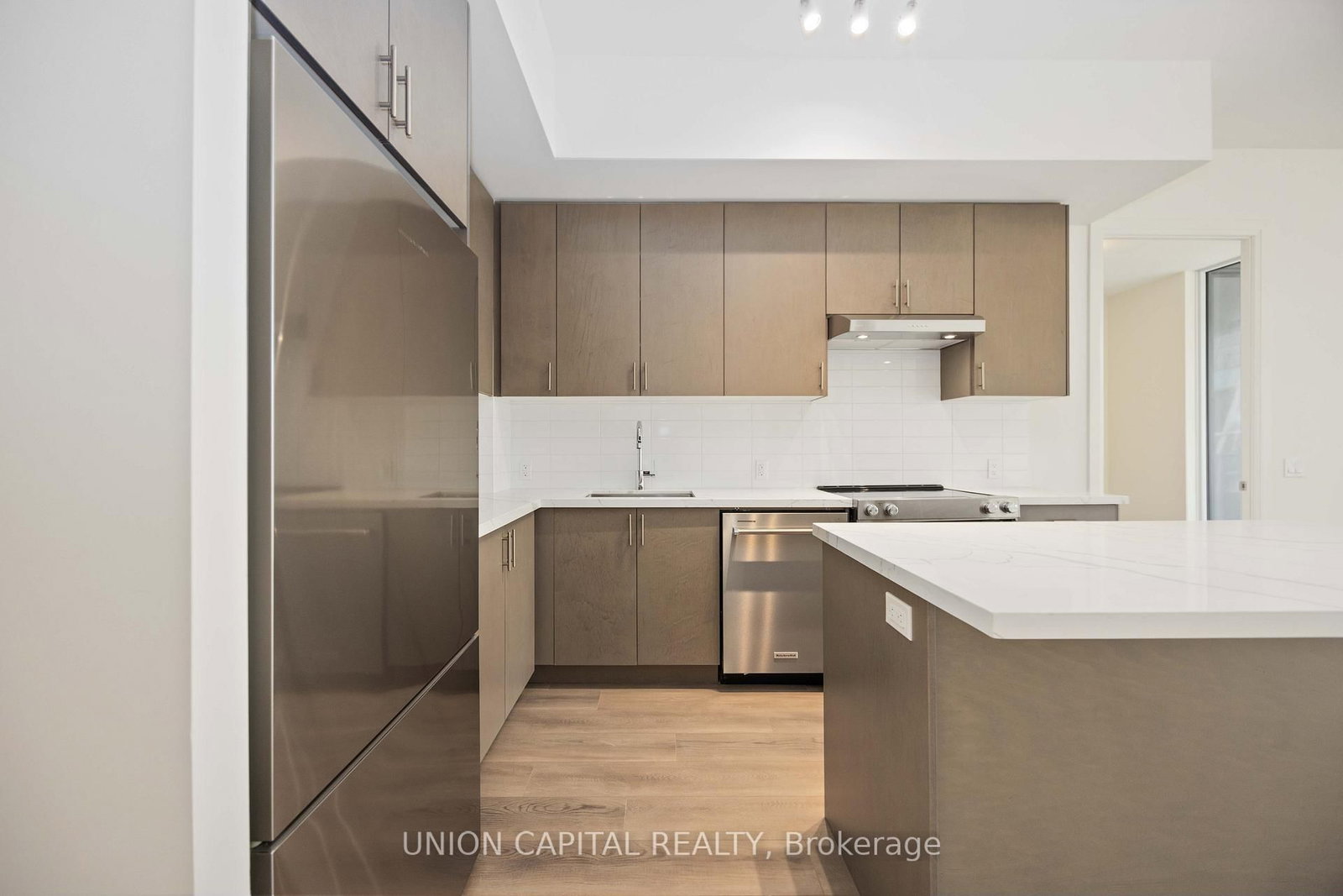 8960 Jane Street, Unit 519 - Photo 7