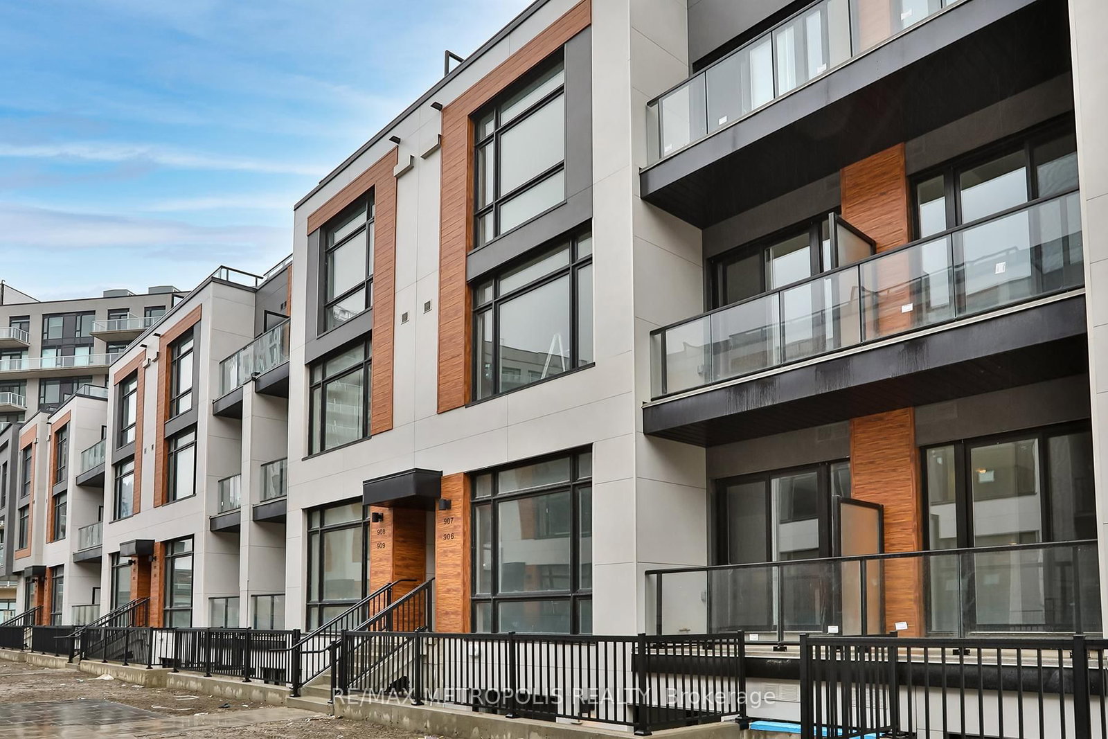 2 Steckley House Lane, Unit 906