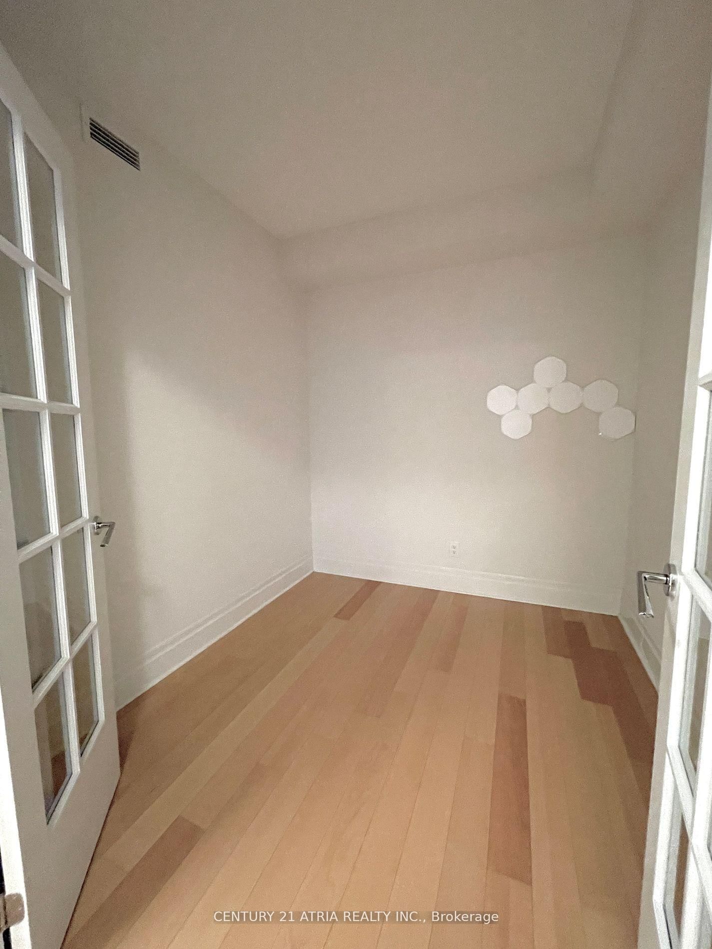 111 Upper Duke Crescent, Unit 520 - Photo 9