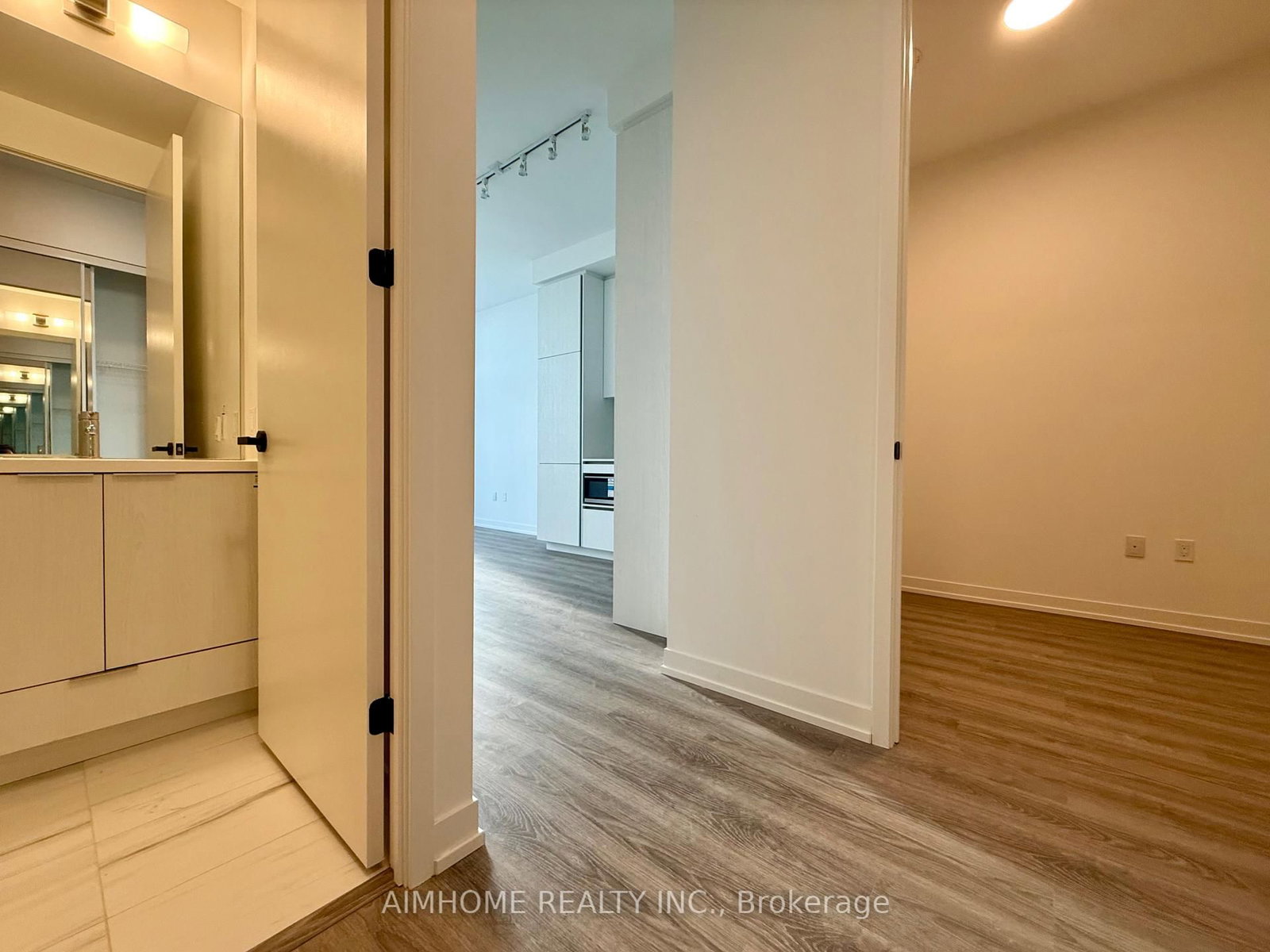 8 Interchange Way, Unit 619 - Photo 2